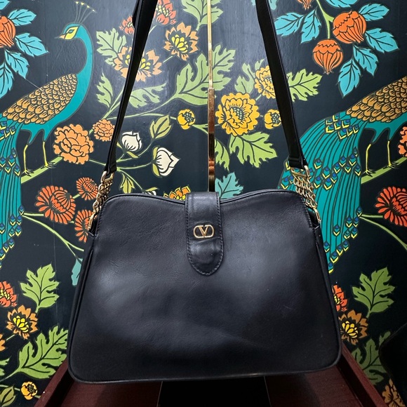 Vintage Valentino Garavani Black Leather Shoulder Bag with Gold Chain - Picture 4 of 14